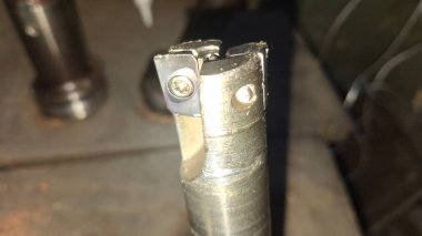 Eski paslı metal boru