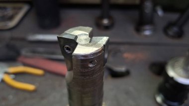 İngiliz anahtarlı metal çekiç.