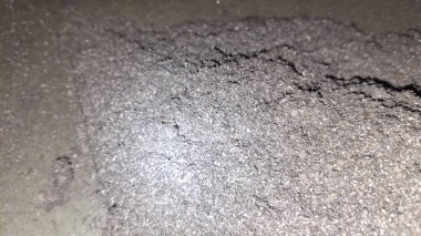 Siyah bir yüzey üzerindeki kara barut yığınının yakın çekim görüntüsü.