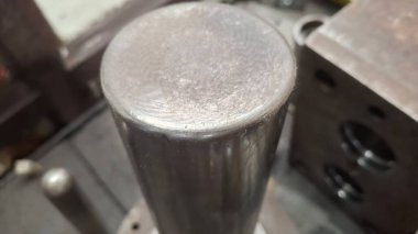 Metal bir boruya yakın.