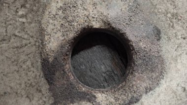 Şehirdeki eski metal boru.