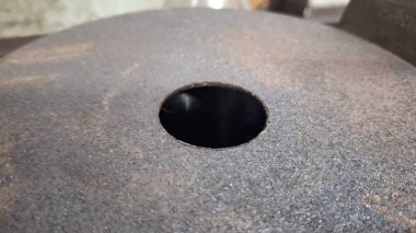 Büyük bir tahta parçasıyla metal plaka.