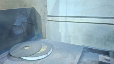 Metal saplı metal bir plakayı kapat.