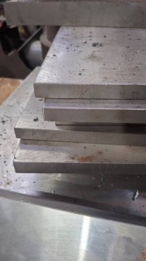 Metal desenli metal bir levha.