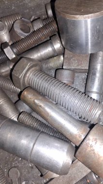 Bir sürü fındıklı paslı metal boru.