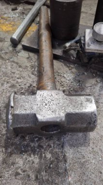 Garajda arka planda bulanık metal bir borunun yakın plan çekimi.