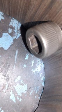 Saplı metal bir plaka.