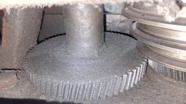 Metal borulu bir arabanın yakın çekim görüntüsü.