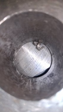 Metal bir boruya yakın.