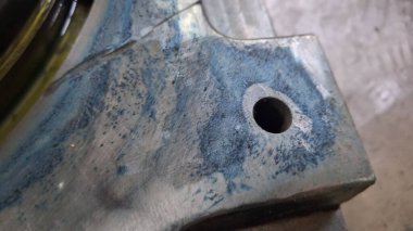 Bir sürü odunu ve siyah sapı olan eski metal fıçı.