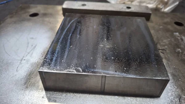 Fabrikadaki metal boru.