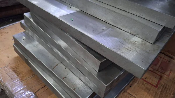 Deponun ambarındaki paketlerde dikdörtgen şeklinde metal profil açısı.