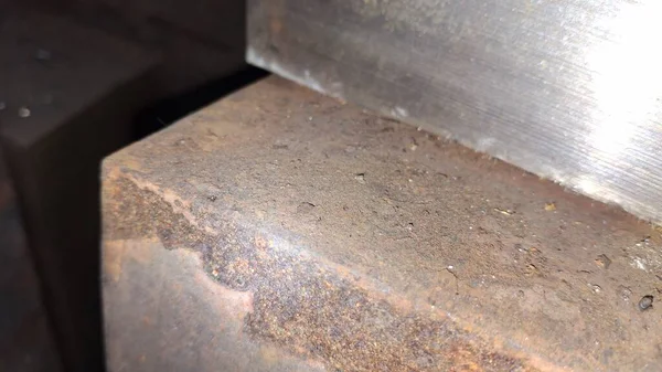 Yerde metal boru var.