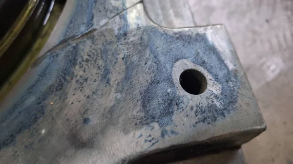 Bir sürü odunu ve siyah sapı olan eski metal fıçı.