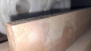 Büyük bir tahta parçasıyla metal bir levha.