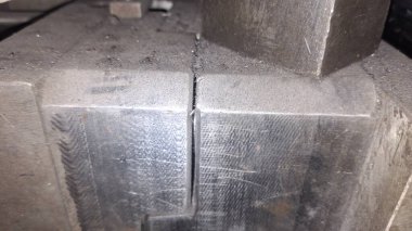 Siyah arkaplanı olan ahşap bir masayı kapat.