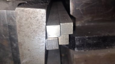 Ahşap bir masanın arka planındaki metal boru.