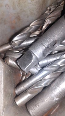 Atölyedeki metal boru.