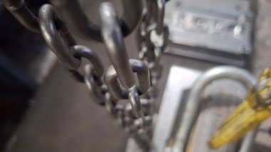 Fabrikada metal zincir.