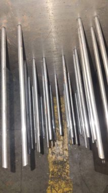 Masadaki metal borular ve vanalar.