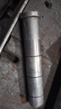 Siyah arka planda metal boru