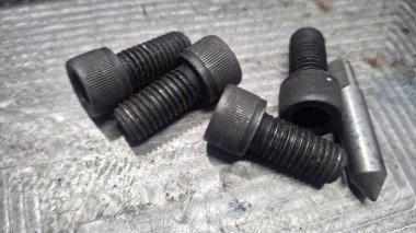 Siyah arka planda metal vidalar