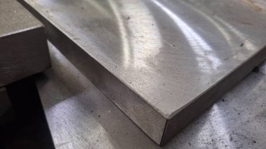 Çelik büyüklüğünde metal bir levha.