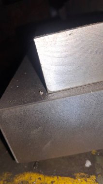 Duvarında dikdörtgen şekilli metal profil.