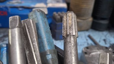 Büyük metal borulu metal bir alet.