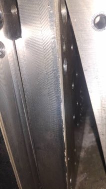 Metal bir plakaya yakın.