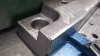 Metal bir kapıyı kapat.