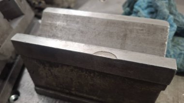 Atölyede metal kol, kapat.