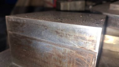 Siyah arka planı olan metal bir plaka.