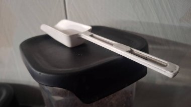 Ahşap arka planda beyaz plastik sabun