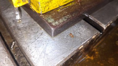 Eski paslı metal boru