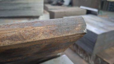 Fabrikadaki metal boru.