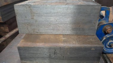 Atölyedeki metal boru.