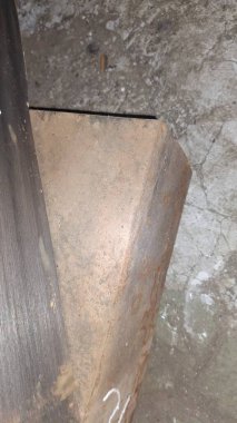 Paslı metal plaka ve tahta saplı.