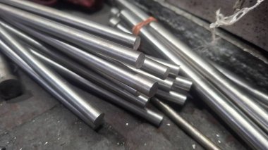 Fabrikadaki çelik boru.