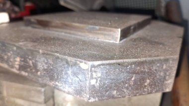 Metal yığını ve metal boruyu kapatın.