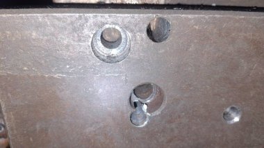 Fabrikadaki çelik ve metal boru.