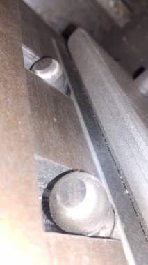 Metal bir arabaya yaklaş.