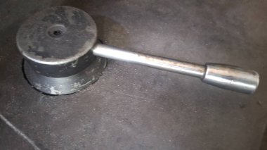 Arka planda metal boru.