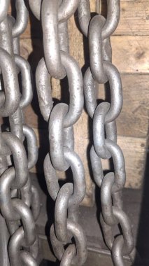 Binanın arka planında paslı metal zincir var.