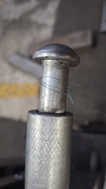 Bir arabaya yaklaş.