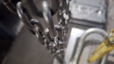 Sanayi fabrikasında metal zincir