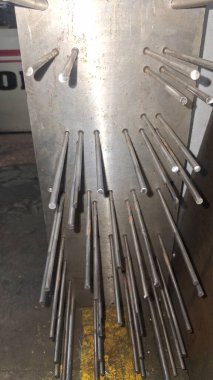 Fabrikadaki metal boruların işleyişi.