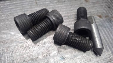 metal ve fındık yığını.