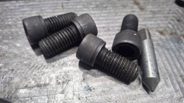 Metal vidanın yakın çekim görüntüsü.