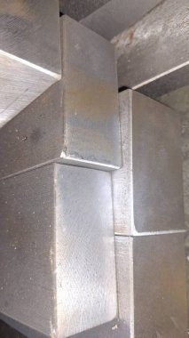 Metal ürünler deposundaki farklı türde metal profiller için